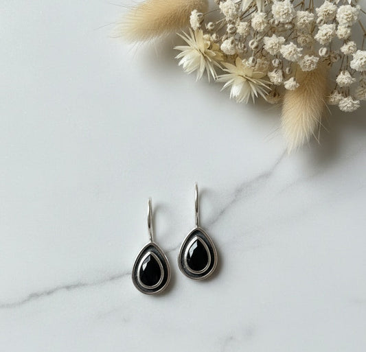 Black teardrop 92.5 sterling silver earrings  with dry flowers 