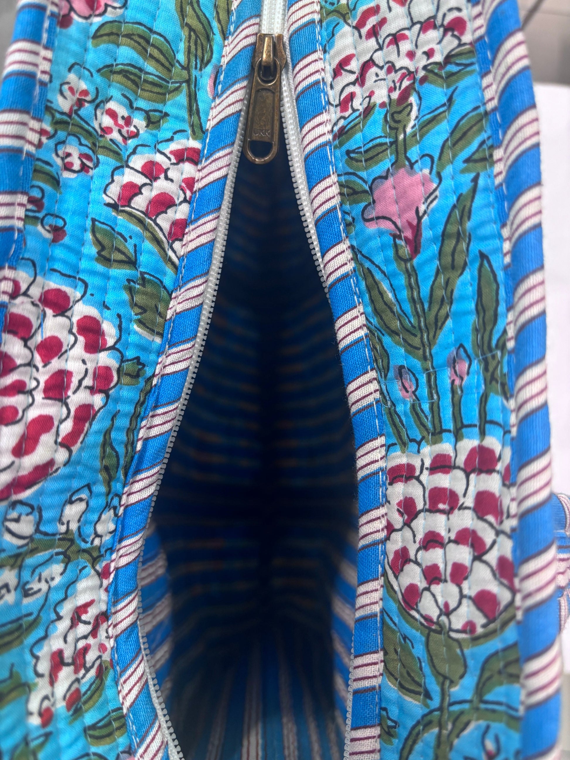zip lock of a cotton tote bag